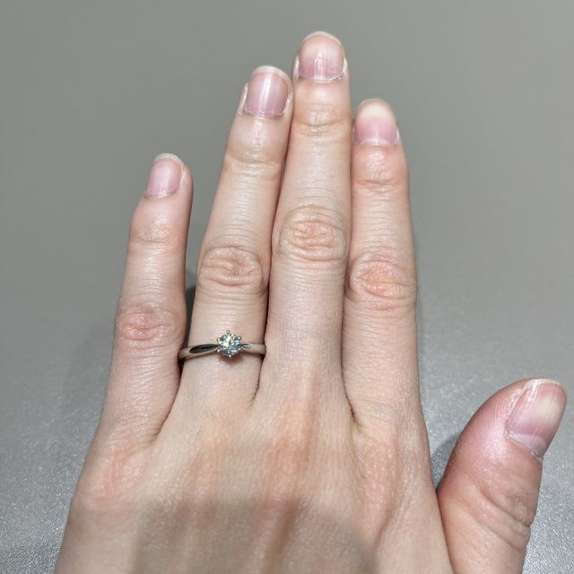 【4℃ BRIDAL(ヨンドシーブライダル)の口コミ】 王道のデザインを出してもらいました。こちらのダイヤモンドは0.4カラット…