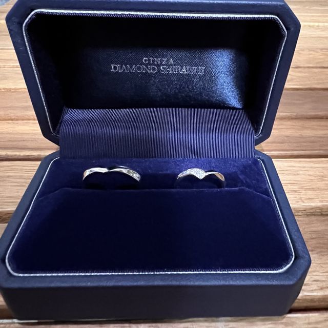 【銀座ダイヤモンドシライシの口コミ】 銀座ダイヤモンドシライシさんの結婚指輪を購入しました。V字の形でダイヤ…
