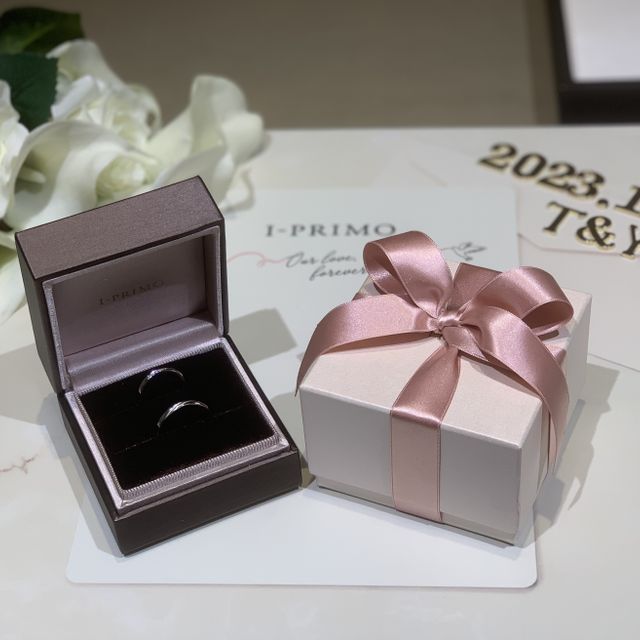 【アイプリモ(I-PRIMO)の口コミ】 3月に発売されたユリシーズのペア指輪です。着け心地がとてもよく斜めに入…