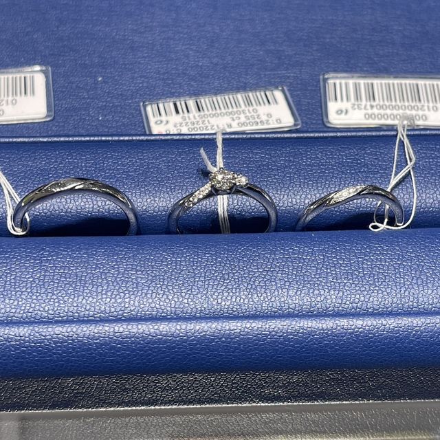 【銀座ダイヤモンドシライシの口コミ】 結婚指輪と婚約指輪を重ねてつけるとまとまりがありとても綺麗です。新郎…