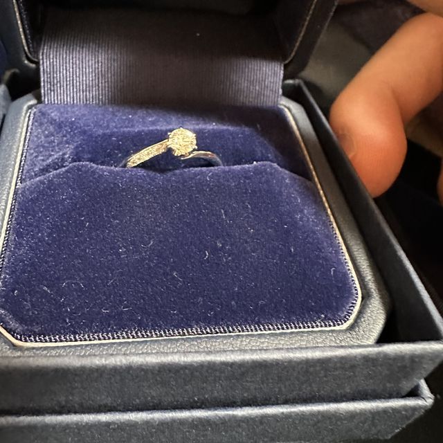 【銀座ダイヤモンドシライシの口コミ】 デザインがとても多く自分が欲しい指輪を見比べて選ぶことができます。
リ…