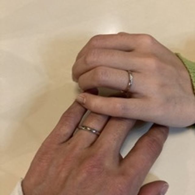 【ケイウノ ブライダル(K.UNO BRIDAL)の口コミ】 最初はデザインの可愛さ、着け心地で選びました。内側の刻印は、店員さん…