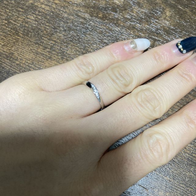 【CoffretCouleur(コフレクルール)の口コミ】 指輪に天然のダイヤモンドがはいっていて、内側に日付とイニシャルを入れ…