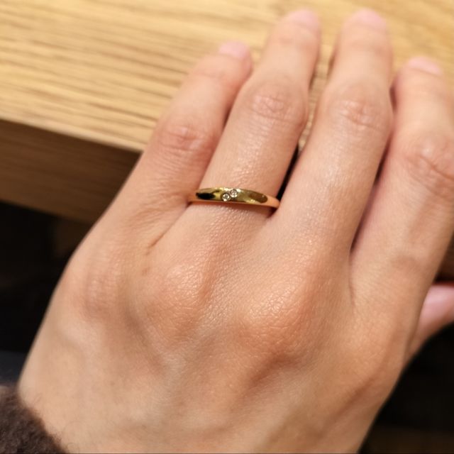 【PORTADA(ポルターダ)の口コミ】 真ん中にかけて幅広になっていくデザインで、メレダイヤが2つという少し珍…