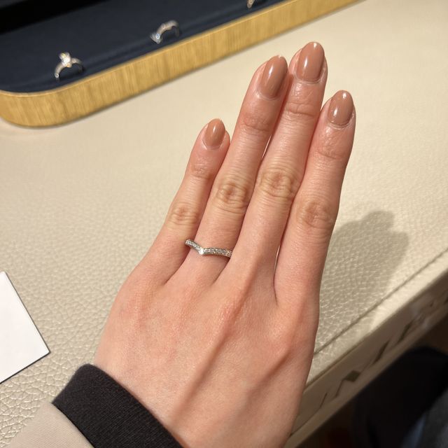 【ショーメ(CHAUMET)の口コミ】 V字で指を綺麗に見せてくれる上品なデザインです。V字の角度もちょうど良…
