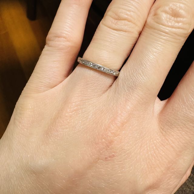 【4℃ BRIDAL(ヨンドシーブライダル)の口コミ】 石が嵌め込まれているのでひっかかりがなく、普段使いしていても違和感な…