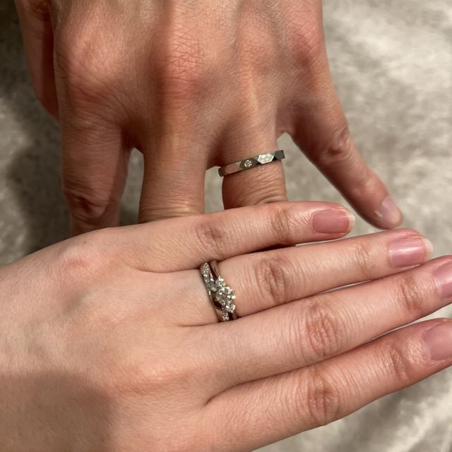 【ラザール ダイヤモンド(LAZARE DIAMOND)の口コミ】 すっきりとした上品なデザインで、普段使いしやすいデザインです。結婚指…