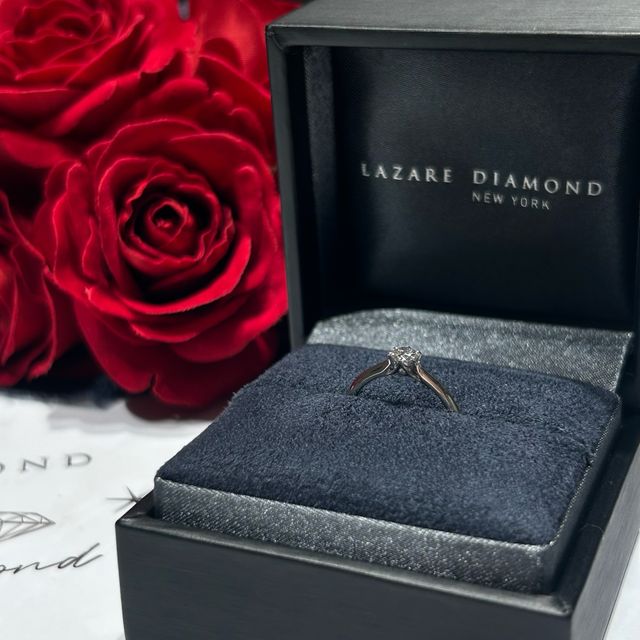 【ラザール ダイヤモンド(LAZARE DIAMOND)の口コミ】 シンプルかつ少し遊び心があるようなデザインを選びました。ダイヤひとつ…