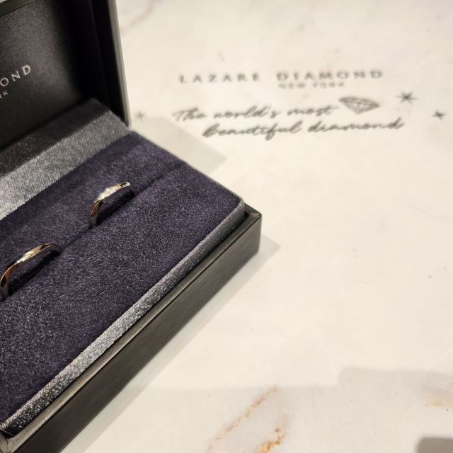 【ラザール ダイヤモンド(LAZARE DIAMOND)の口コミ】 シンプルだが、飽きないデザイン。
全面はゆるやかなV字になっているが裏…