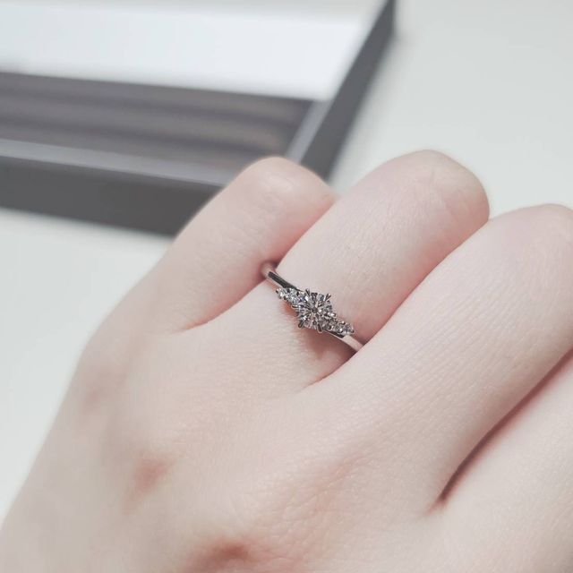 【アイプリモ(I-PRIMO)の口コミ】 横から見た時のダイヤの高さが低めなのがおすすめ！
ウェーブだから、手に…