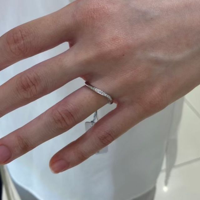 【アイプリモ(I-PRIMO)の口コミ】 ウェーブラインがきれいです。特に小指に繋がるラインが特に気に入りまし…