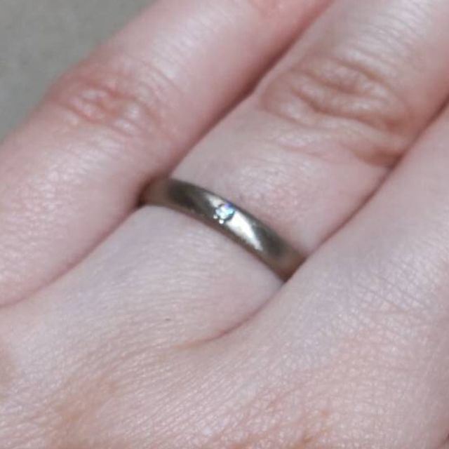 【BRILLIANCE+(ブリリアンスプラス)の口コミ】 シャンパンゴールドという珍しい素材の指輪です。表面の加工も素敵で、メ…
