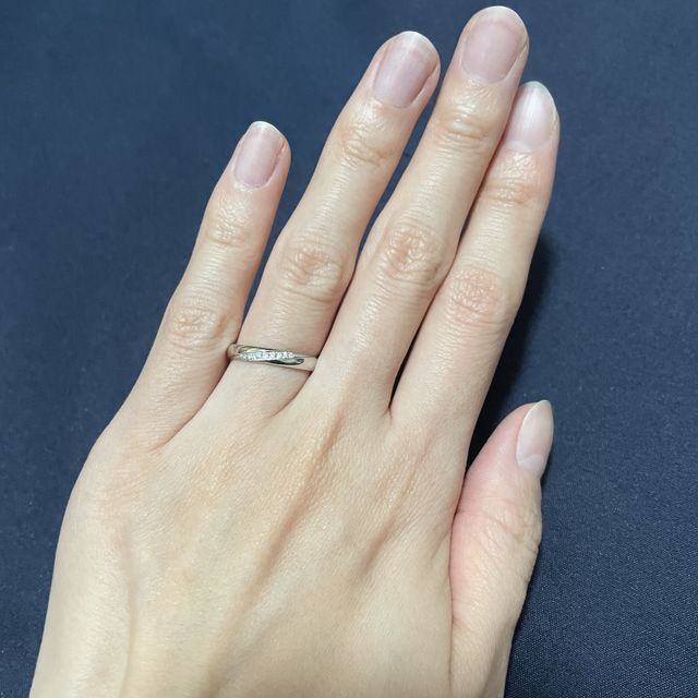 【PILOT BRIDAL(パイロットブライダル)の口コミ】 ストレートでシンプルなものを探していました。小さなダイヤが9粒斜めに配…