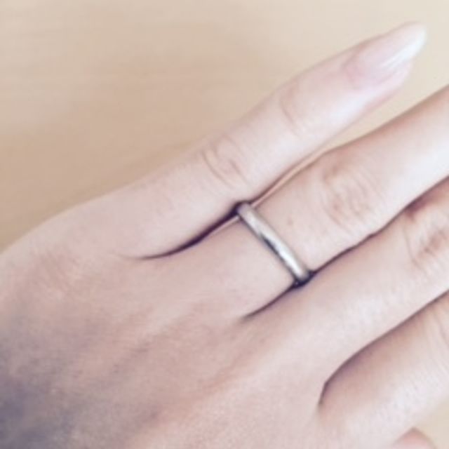 【銀座ダイヤモンドシライシの口コミ】 婚約指輪のエタニティと重ねづけをしたかった為、シンプルなリングにしま…