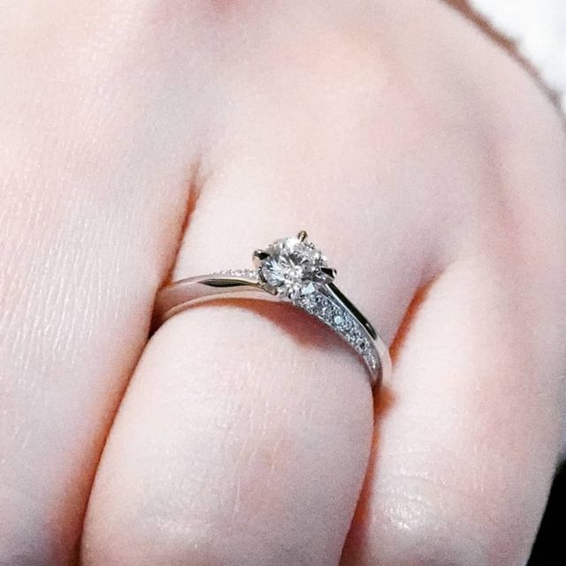 【エクセルコダイヤモンド(EXELCO DIAMOND)の口コミ】 デザインがとても綺麗です。
一見シンプルに見えて上品なアンダーラインが…