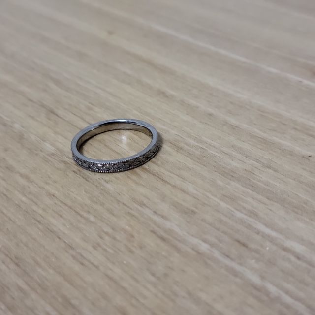 【ケイウノ ブライダル(K.UNO BRIDAL)の口コミ】 石を付けるとゴツゴツと主張しすぎてしまうなと思っていたところ、彫りで…