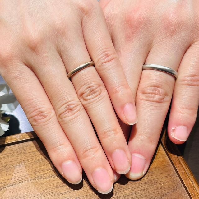 【TANZO.(鍛造指輪)の口コミ】 指輪自体はシンプルですが、自分好みの表面加工を選択することで素敵なデ…