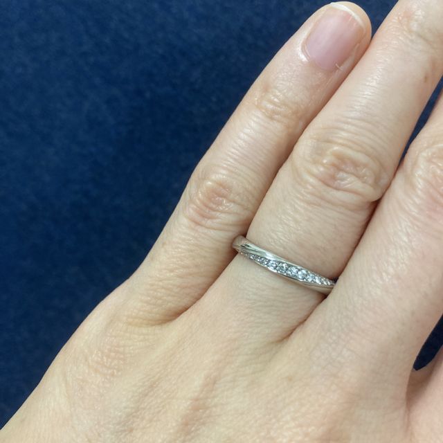 【4℃ BRIDAL(ヨンドシーブライダル)の口コミ】 斜めにメレダイヤが入っているデザインなので、ストレートタイプでも指に…
