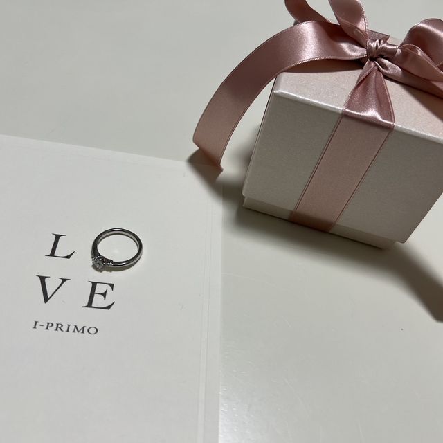 【アイプリモ(I-PRIMO)の口コミ】 ダイヤモンドの質の良さとサイドの石がとても良い感じです！
デザインもい…