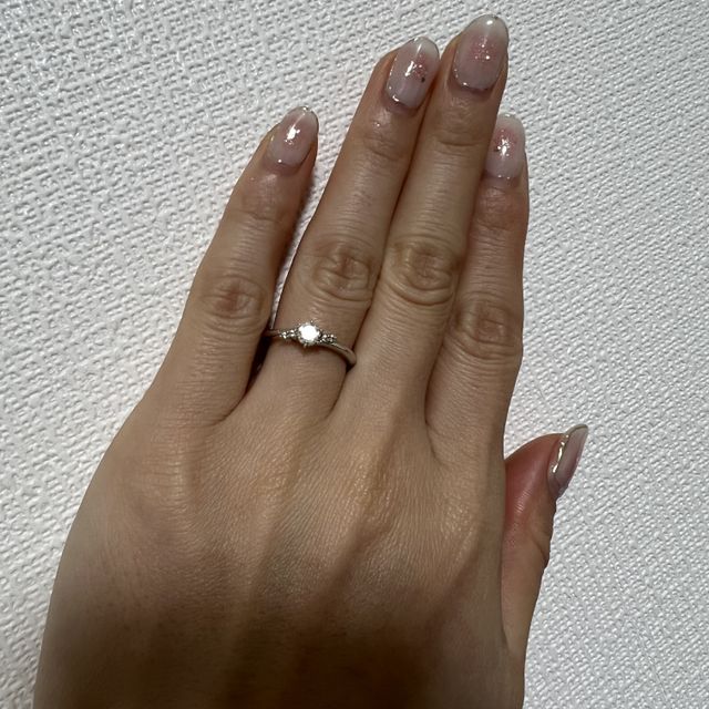 【アイプリモ(I-PRIMO)の口コミ】 ・ダイヤモンドの質がとてもよく、
指輪をつけたときにきらきらと光ってい…