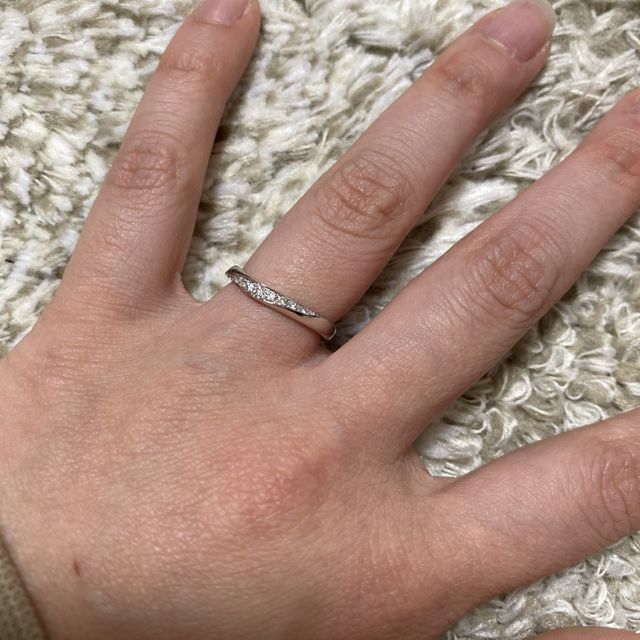 【ラザール ダイヤモンド(LAZARE DIAMOND)の口コミ】 デザインがかっこよく一目惚れしました。
付けてみたらやはり良く、
どん…