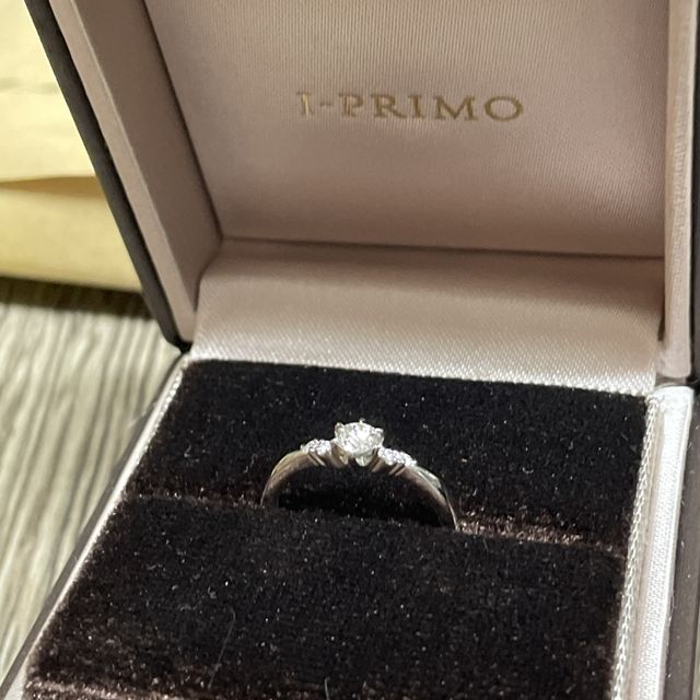 【アイプリモ(I-PRIMO)の口コミ】 女神の名前を模った指輪で、緩やかなV字カーブとサイドに付いているメレダ…