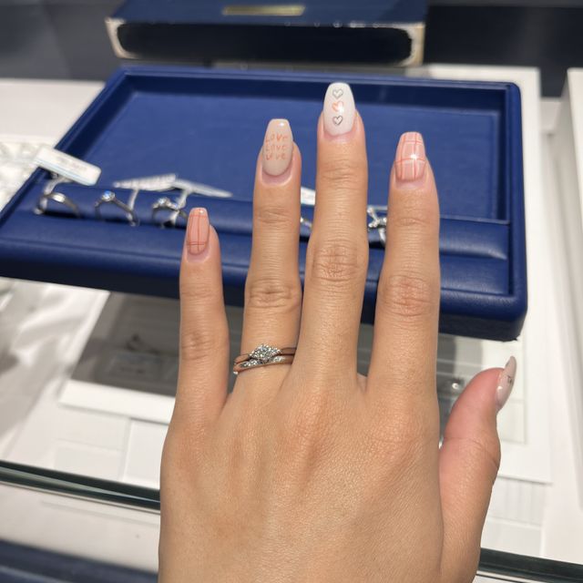 【銀座ダイヤモンドシライシの口コミ】 仕事上、指輪が傷つきやすいので、傷つきにくい結婚指輪を選びました。婚…