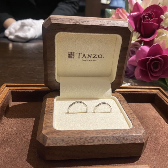 【TANZO.(鍛造指輪)の口コミ】 S字のウェーブと梨地加工でシンプルに仕上げていただきました。表面は細か…
