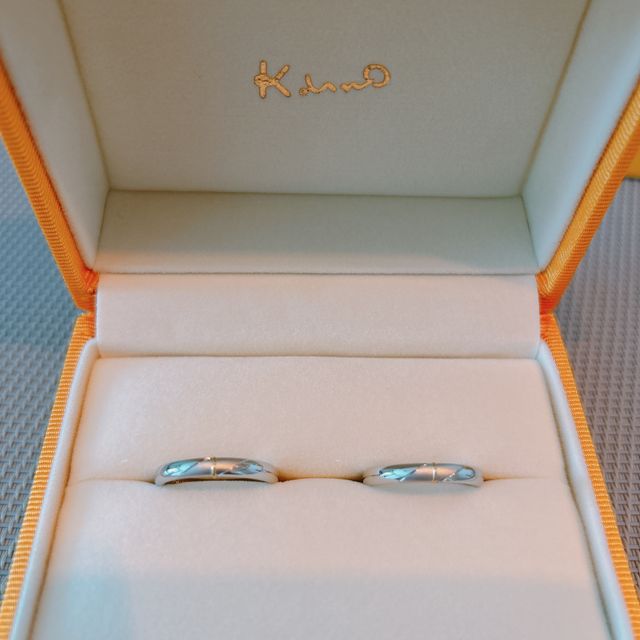 【ケイウノ ブライダル(K.UNO BRIDAL)の口コミ】 デザインはシンプルながら純金糸がワンポイントになっているので、シンプ…