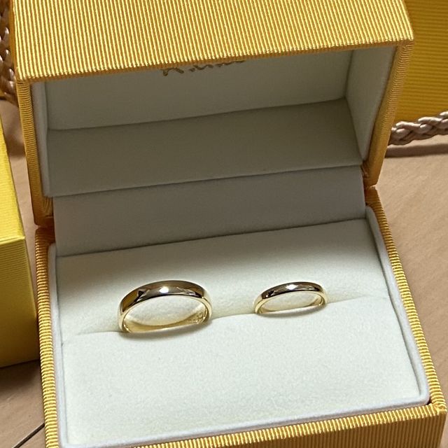 【ケイウノ ブライダル(K.UNO BRIDAL)の口コミ】 イエローゴールドでとてもシンプルなデザインです。外は丸みがあり、内側…