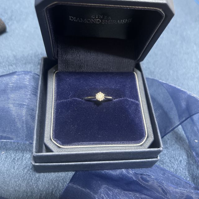 【銀座ダイヤモンドシライシの口コミ】 デザインがとても美しく、ダイヤモンドの輝きが強調されている。
爪が細い…