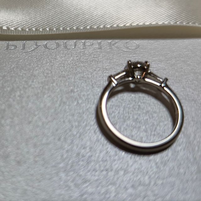 【BIJOUPIKO(ビジュピコ)の口コミ】 横にバケットダイヤモンドがついていることで真ん中のダイヤモンドがより…