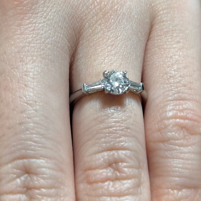 【BIJOUPIKO(ビジュピコ)の口コミ】 横にバケットダイヤモンドがついていることで真ん中のダイヤモンドがより…