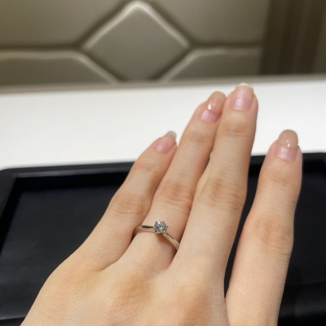 【ラザール ダイヤモンド(LAZARE DIAMOND)の口コミ】 なるべくシンプルな一粒ダイヤのデザインを試着しました。
ブランドのこだ…