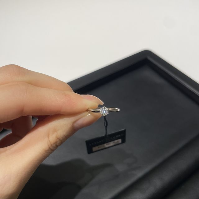 【ラザール ダイヤモンド(LAZARE DIAMOND)の口コミ】 なるべくシンプルな一粒ダイヤのデザインを試着しました。
ブランドのこだ…
