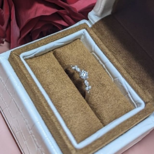 【ROCCA(ロッカ)の口コミ】 ROCCAでは婚約指輪を作成する際にまずベースとなるリングを選び、その後台…