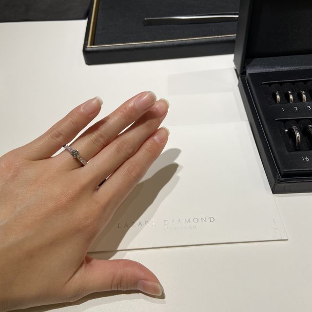【ラザール ダイヤモンド(LAZARE DIAMOND)の口コミ】 一生に一度なので、全体的にキラキラしてる指輪が良いなと思っていました…