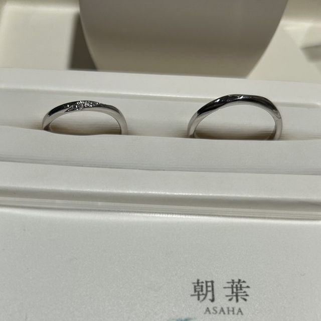 【俄(にわか)の口コミ】 朝葉という商品です。シンプルですが、女性はダイヤが少し入っていました…