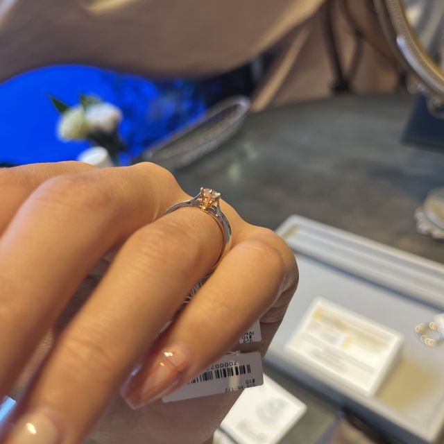 【ケイウノ ブライダル(K.UNO BRIDAL)の口コミ】 はじめは、華やかな指輪がいいなあと思っていましたが、いざシンプルな指…