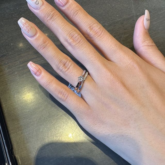 【ケイウノ ブライダル(K.UNO BRIDAL)の口コミ】 はじめは、華やかな指輪がいいなあと思っていましたが、いざシンプルな指…