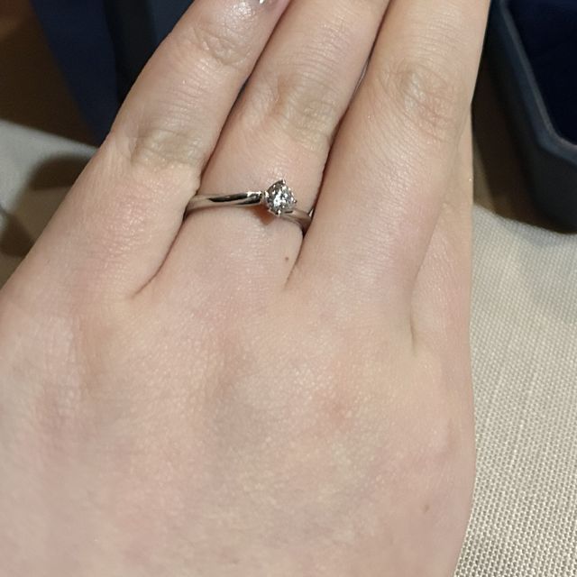 【銀座ダイヤモンドシライシの口コミ】 デザインがシンプルながらもとても気に入りました。
デザインが色々ある中…