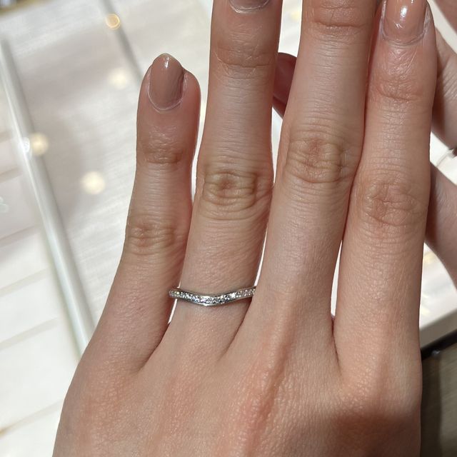 【カルティエ(Cartier)の口コミ】 緩くカーブかかっていてとても綺麗なラインで、細めの幅の指輪であるのも…