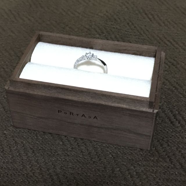 【PORTADA(ポルターダ)の口コミ】 婚約指輪もできるだけ普段から付けたくて、あまり引っかかりのないデザイ…
