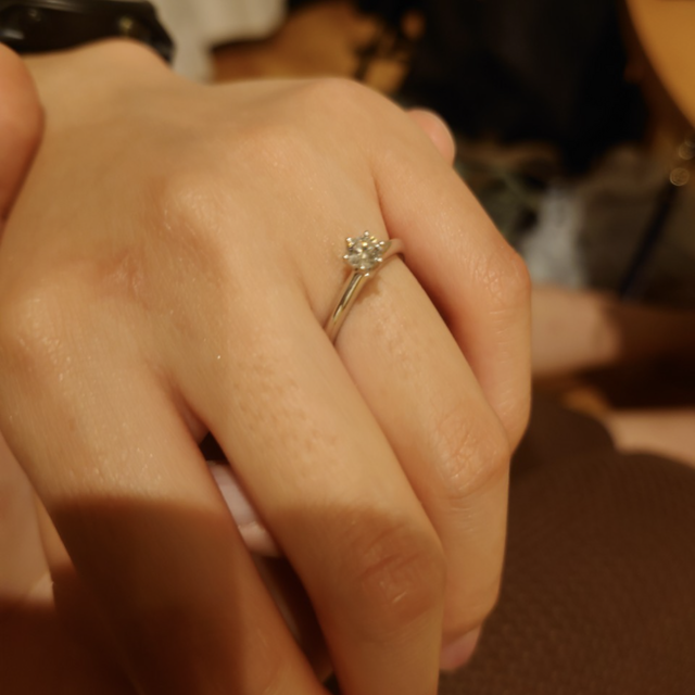 【ティファニー(Tiffany & Co.)の口コミ】 ダイヤの削り方にこだわりがあるティファニーの指輪。輝き方が他のブラン…
