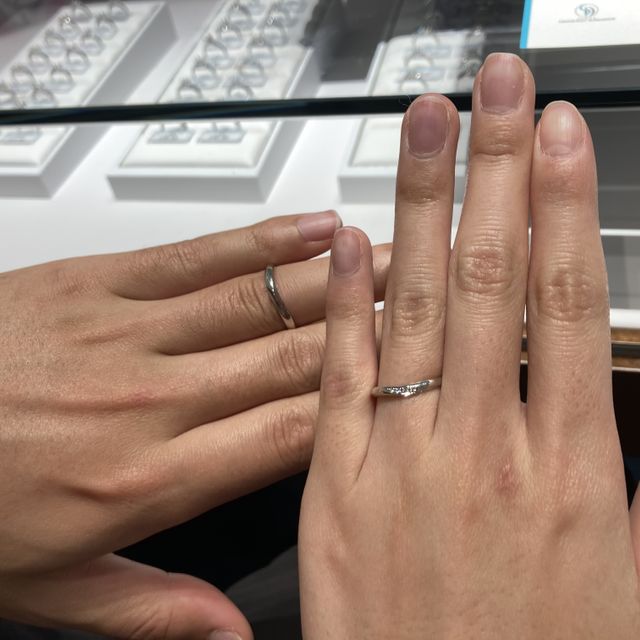 【銀座ダイヤモンドシライシの口コミ】 ウェーブ型とv字ラインで意見が割れたのでどちらにも見える間な形を選びま…