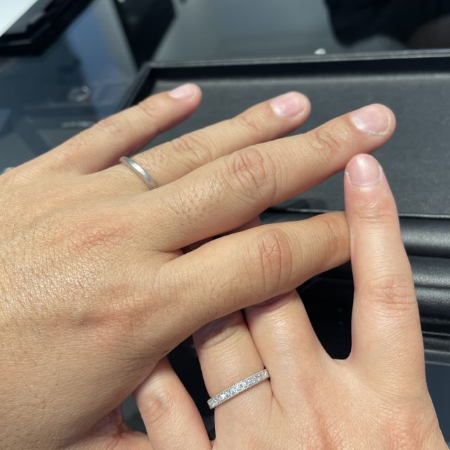 【エクセルコダイヤモンド(EXELCO DIAMOND)の口コミ】 キラキラのデザインが好きなので、結婚指輪はハーフエタニティと決めてい…