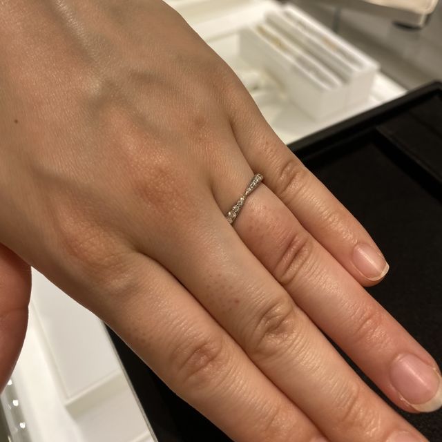 【ティファニー(Tiffany & Co.)の口コミ】 どんな婚約指輪でも相性が良さそう。
エタニティタイプなのでゴージャスで…