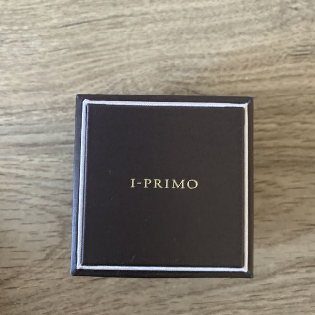 【アイプリモ(I-PRIMO)の口コミ】 シンプルなデザイン。婚約指輪を強調されず日常でも使いやすいデザイン。
…