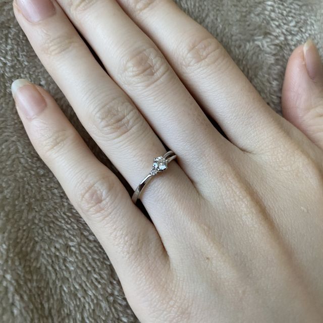 【アイプリモ(I-PRIMO)の口コミ】 シンプルなデザイン。婚約指輪を強調されず日常でも使いやすいデザイン。
…