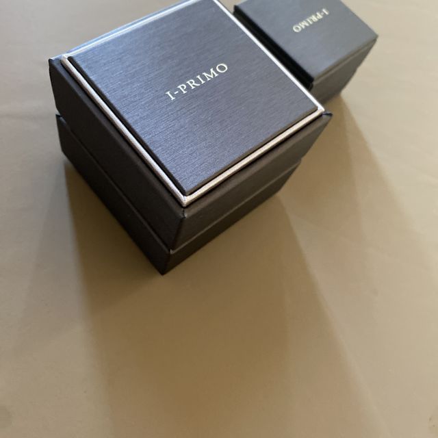 【アイプリモ(I-PRIMO)の口コミ】 シンプルなデザイン。婚約指輪を強調されず日常でも使いやすいデザイン。
…